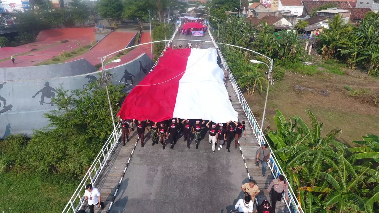 Memeriahkan HUT RI Ke 78 Bendera Raksasa Dikirab Dan Dikibarkan Di