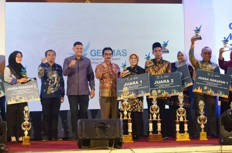 Serahkan Penghargaan GERMAS Award 2023 Wali Kota Kediri Minta Hidup