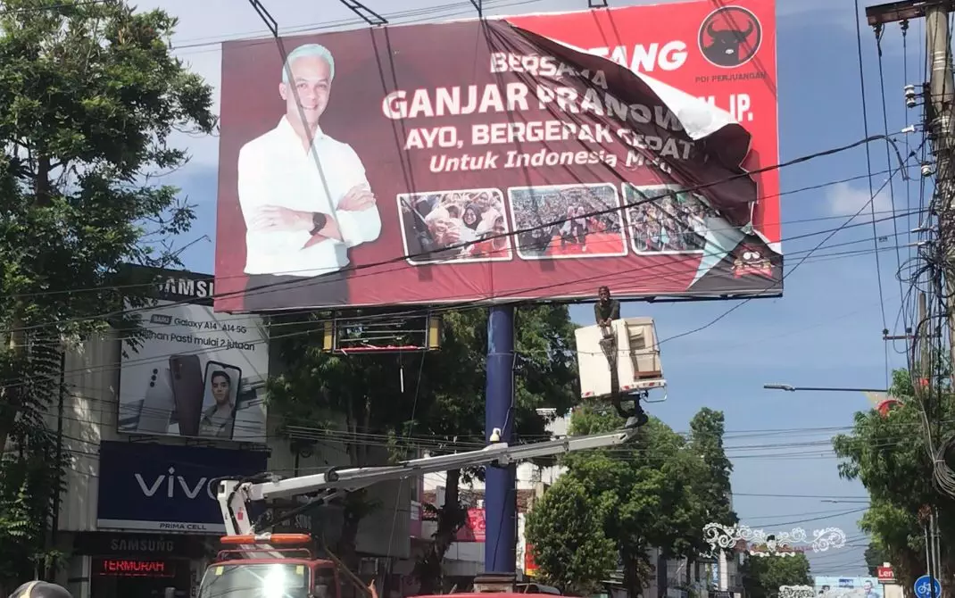 Menyalahi Aturan Baliho Ganjar Hingga Prabowo Ditertibkan Bawaslu Kota